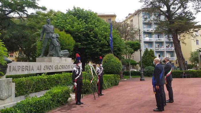 Imperia: cerimonia del 2 giugno in piazza della Vittoria, deposta una corona d'alloro davanti al monumento dei caduti (foto e video)