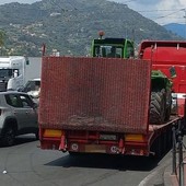 Ventimiglia, camion in panne in via Cavour manda in tilt la viabilità di tutta la città (Foto)