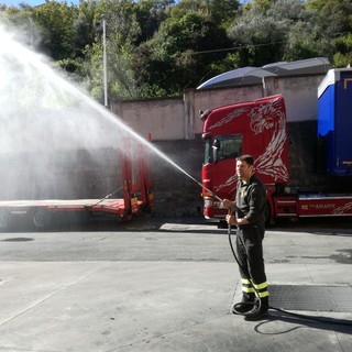 I bambini della scuola di infanzia di Chiusavecchia in visita alla caserma dei Vigili del Fuoco