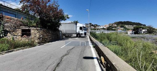 Sanremo: via Val d'Olivi chiusa per un camion incastrato, intervento di Vigili del Fuoco e Polizia Locale