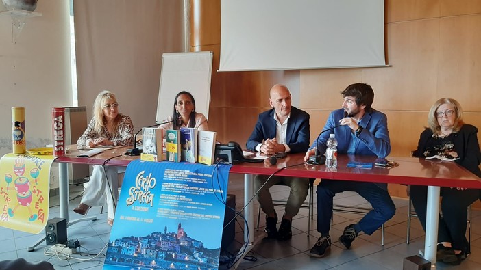 In piazza dei Corallini i 5 finalisti della decima edizione di 'Cervo ti Strega' (video)