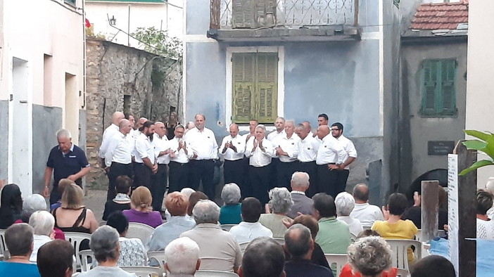 Aurigo: grande partecipazione al concerto  del coro Mongioje in piazza Concezione