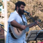 Il cantautore Cecè Tripodo in concerto a Bordighera con il suo ‘Canzoni Sporche Tour’