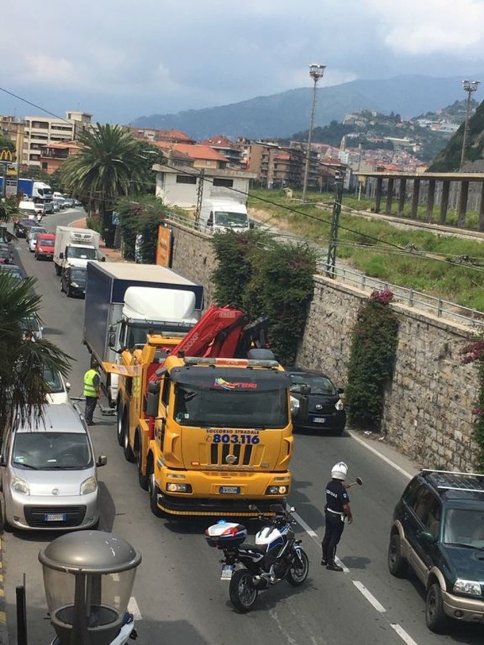 Ventimiglia: camion bloccato da un guasto nella zona di Nervia, traffico in tilt al confine con Camporosso (Foto)