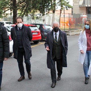 Imperia: il sindaco visita l'ospedale: &quot;Donne e uomini della sanità il nostro baluardo nei momenti più duri, non possiamo permetterci impennata della curva del contagio&quot; (Foto)