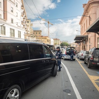 Sanremo: serie di controlli della Polizia Municipale questa mattina, al vaglio le licenze 'Ncc' (Foto e Video)