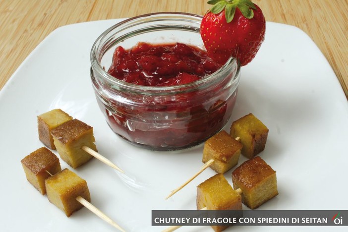 MercoledìVeg: oggi prepariamo il chutney di fragole con spiedini di seitan