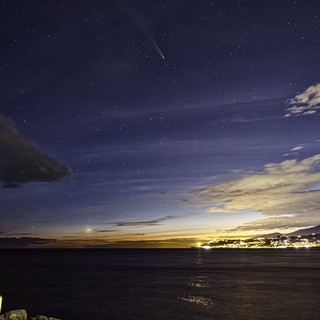 La cometa Tsuchinshan-Atlas illumina il cielo sopra Arma e Sanremo