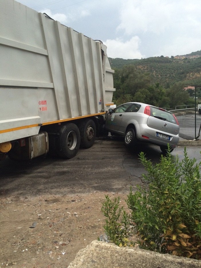 Imperia: camion Teknoservice travolge un'auto con dentro un dipendente e la recinzione del capannone Tradeco