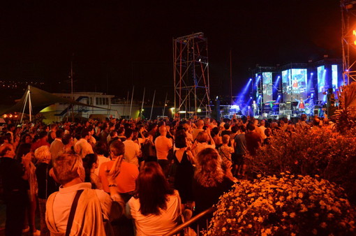 Sanremo: folla di spettatori per il concerto 'Un palco per Amatrice'. Ecco le foto e i video di alcune esibizioni