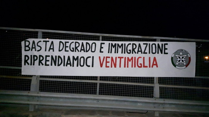 CasaPound a Ventimiglia dice basta al degrado e all'immigrazione con uno striscione