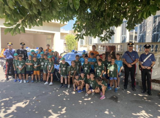 Bordighera: i ragazzi del centro estivo in visita alla caserma dei Carabinieri