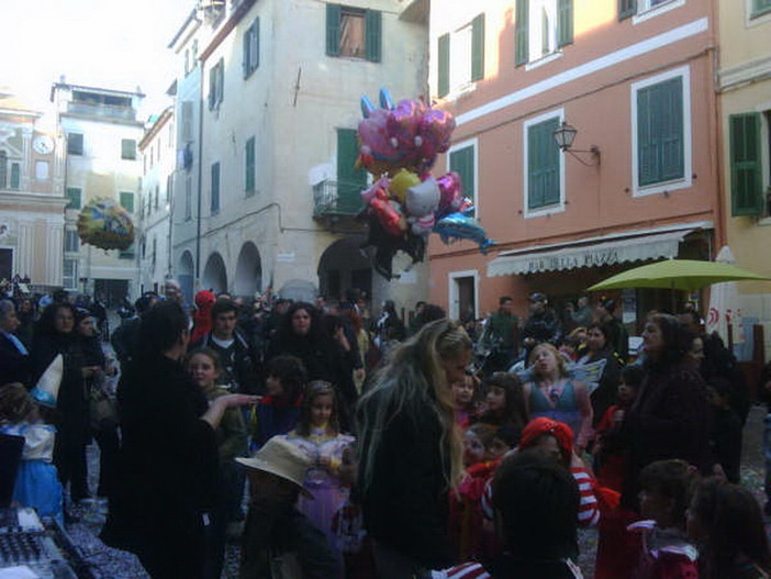 La città di confine si divide tra beneficenza e diatribe: a Ventimiglia è polemica sulla chiusura strade per l'evento di Lilt e Confesercenti