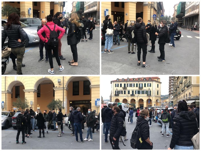 Coronavirus, Imperia, sit-in in piazza Dante del mondo della ristorazione contro l'ultimo Dpcm: &quot;Siamo stanchi. Dove è lo Stato? Non è possibile andare avanti nell'incertezza&quot; (Foto)