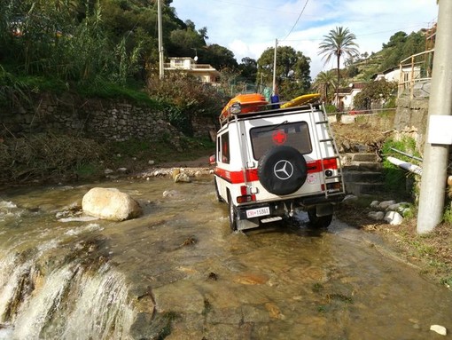 Bordighera: la Croce Rossa soccorre anziana signora, nonostante la strada interrotta