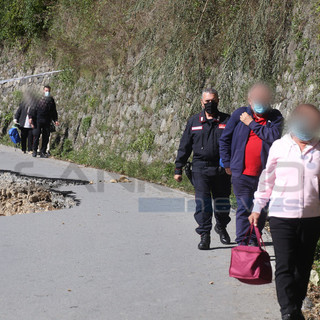 Frana tra Molini e Triora: Carabinieri aiutano anziani ad attraversare lo strapiombo per andare in Ospedale