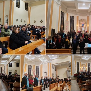 Vallecrosia, chiesa gremita per il concerto 'Et in terra pax' del coro Troubar Clair (Foto e video)