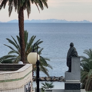 Sanremo: la Corsica oggi ha fatto 'capolino' davanti alla città dei fiori, le foto di un lettore