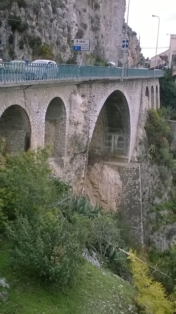 Ventimiglia: agente della Polizia di Frontiera eroe, l'Assistente De Lucia salva migrante che stava tentando di suicidarsi