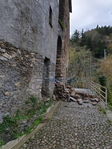 Danni da maltempo a Carpasio, è crollato un vecchio edificio. Sindaco ordina chiusura al transito su via Sottocase