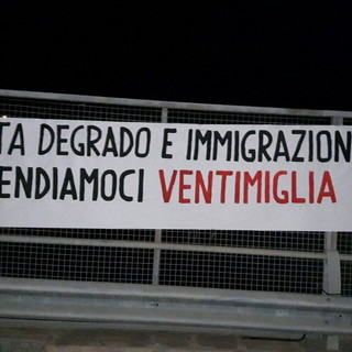 CasaPound a Ventimiglia dice basta al degrado e all'immigrazione con uno striscione