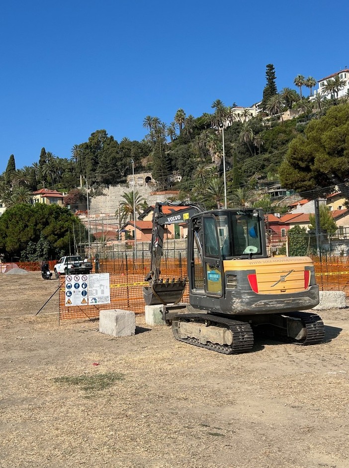 Bordighera, degrado in Arziglia. Laganà: &quot;Iniziato intervento di recupero dell'ex campo sportivo&quot; (Foto)