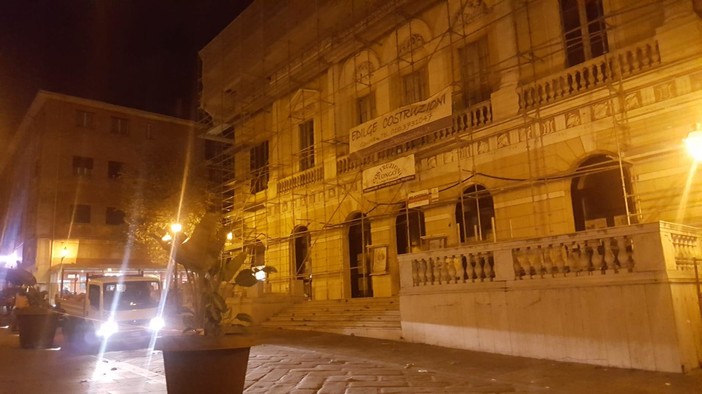 Imperia: crollo dell'impalcatura del Teatro Cavour, tanta paura ma nessun ferito, il racconto di un testimone (Foto e Video)