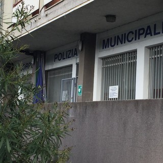 Imperia: auto senza assicurazione parcheggiata davanti la sede della Polizia Municipale. Dal comando: &quot;Tutto in regola&quot;