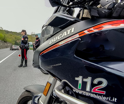 Finisce fuori strada con la moto a Vessalico, muore 23enne