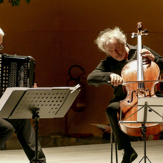 Cervo: pubblico attento e qualificato ieri sera per il concerto di Mario Brunello (foto)