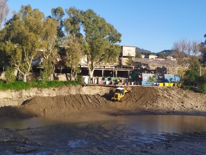 Imperia: partiti i lavori di messa in sicurezza del centro di conferimento rifiuti sull'Argine (foto e video)