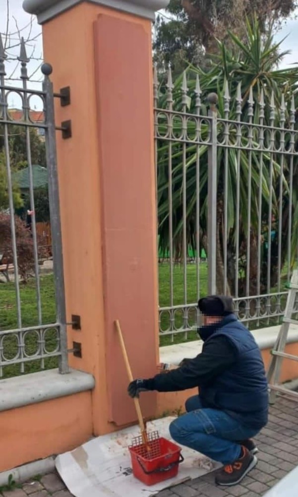 Ventimiglia, scritte e manifesti ai giardini pubblici: ripulite le colonne (Foto)