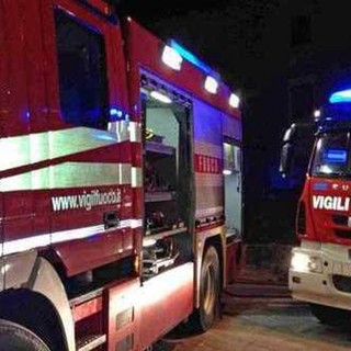 Ventimiglia, auto finisce in una fascia: vigili del fuoco in azione