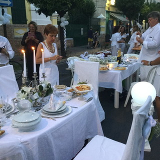 Diano Marina: successo per la 1a edizione della 'Cena in Bianco' organizzata dal gruppo Facebook ‘Sei di Diano se...’ (foto)