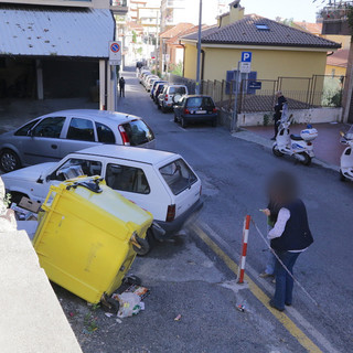 Sanremo: forte vento fa cadere bidone della carta su un'auto posteggiata in via Peirogallo