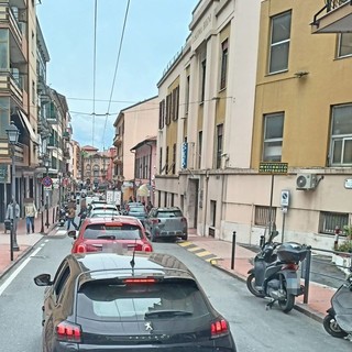 Ventimiglia, incidente in corso Genova durante il mercato del venerdì: traffico in tilt