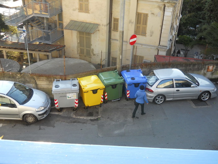 Sanremo: raccolta differenziata, cassonetti impossibili da aprire in via Val Del Ponte