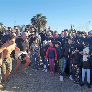 San Bartolomeo al Mare: una folla per il simpatico Cimento delle Befane (FOTO)