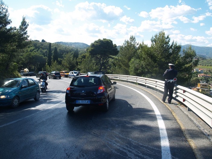 Diano Marina: strada chiusa su Capo Berta per perdita di materiale silicico da un furgoncino