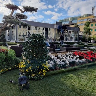 #Sanremo2022: terminato l'allestimento di un grande prato verde in piazza Colombo attorno a 'Casa Siae' (foto)