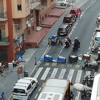 Sanremo, sparge i cassonetti dell'immondizia in mezzo a via Martiri della Libertà: automobilisti infuriati