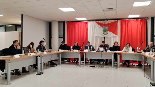 Vallecrosia, nuova Giunta in consiglio comunale: redistribuiti deleghe e incarichi di assessori e consiglieri (Foto e video)