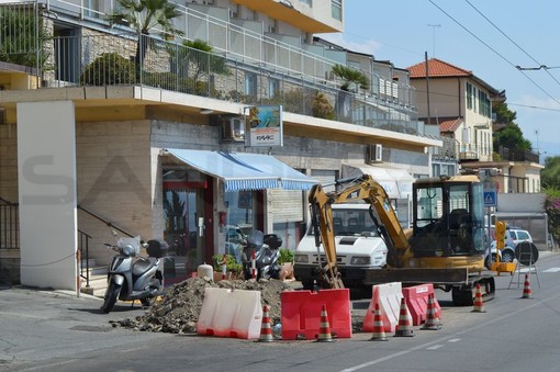 Sanremo: ancora sconosciute le ragioni del crollo dell'asfalto a Capo Nero. Faraldi: “Andremo ad ispezionare la vecchia galleria”