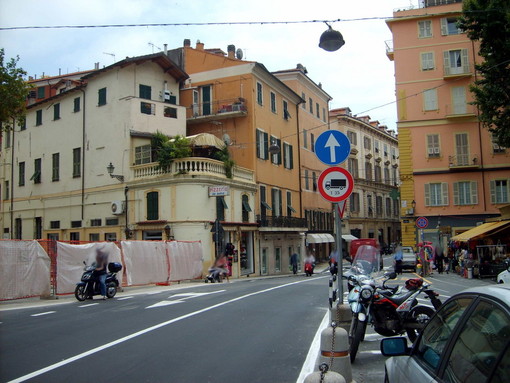 Sanremo: lettore ipotizza l'uso di un elicottero per i camion che passano da piazza Eroi