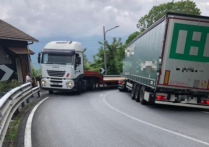 Tir incastrati al Colle di Nava: traffico in tilt sulla 28 e residenti infuriati (foto)