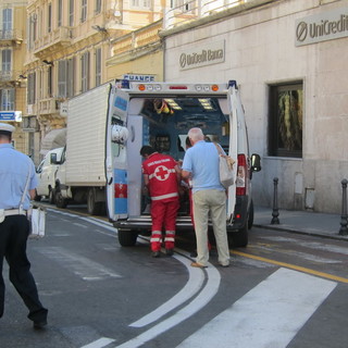 Sanremo: piastrelle sconnesse in corso Mombello, 70enne cade sul marciapiede