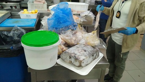 Scarse condizioni igienico sanitarie e pesce non tracciato, multa e sospensione della licenza per un ristorante di Imperia