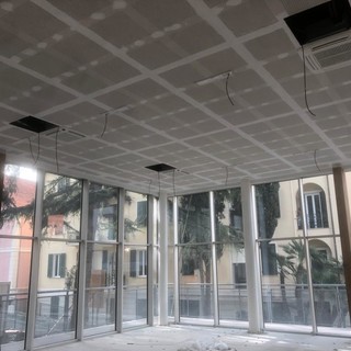 Bordighera: iniziati lavori per nuovo campetto polivalente nel piazzale delle scuole De Amicis/Ruffini (foto)