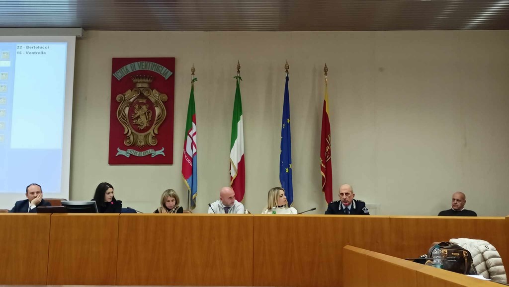 Ventimiglia, taser alla polizia locale: il consiglio comunale approva la  sperimentazione (Foto e video) 