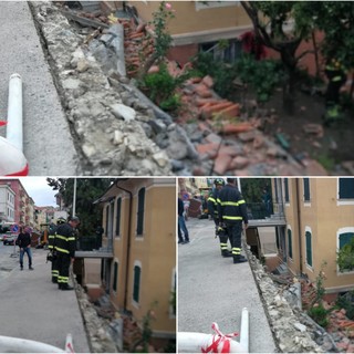 Imperia, scontro tra camion provoca il crollo di una balaustra (foto)